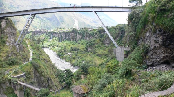 Old and new bridge over the gorge at Banos