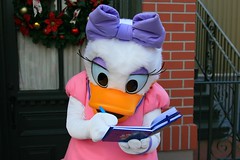 WDW Dec 2008 - Meeting Daisy Duck