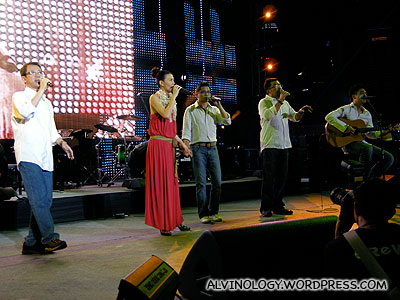 Stefanie Sun singing together with acapella group, Budak Pantai