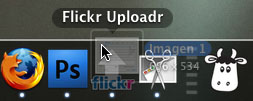 Captura de pantalla arrastrando un fichero gráfico al Flickr Uploadr en Mac OS X