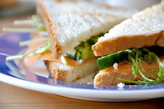 Sandwich med røget laks, agurk, ærtespirer og mynte