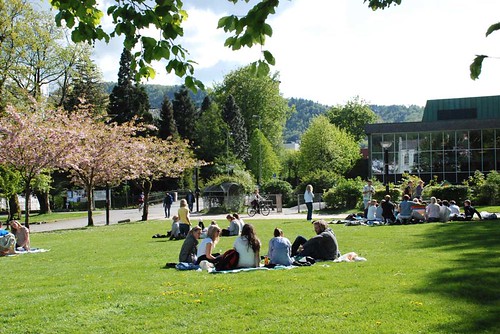 UiB-studenter i parken 3 by Universitetet i Bergen, on Flickr