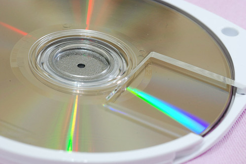 Umd 的幾乎可以說是 Psp 專用的光碟，設計得有點像以前的磁片，露了個大洞，難道不容易刮傷嗎？