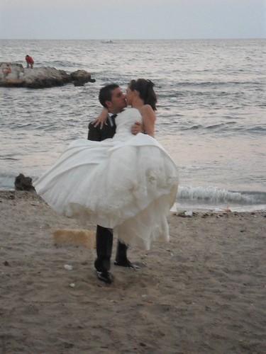 Il bacio degli sposi in riva al mare... 