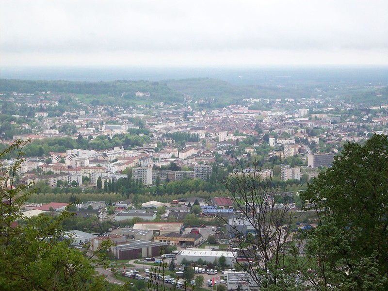 View of Perrigny and Lons-le-Saunier<br/>© <a href="https://flickr.com/people/24403505@N07" target="_blank" rel="nofollow">24403505@N07</a> (<a href="https://flickr.com/photo.gne?id=3494136932" target="_blank" rel="nofollow">Flickr</a>)
