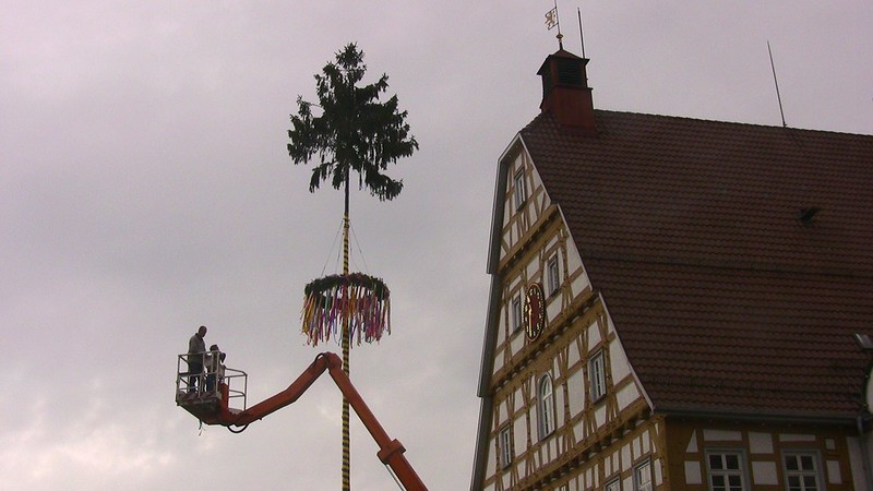 1.Mai - Maibaummontage in Leonberg<br/>© <a href="https://flickr.com/people/30957604@N06" target="_blank" rel="nofollow">30957604@N06</a> (<a href="https://flickr.com/photo.gne?id=3494171267" target="_blank" rel="nofollow">Flickr</a>)