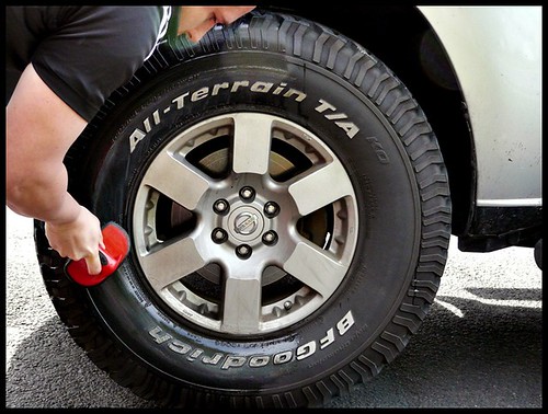 Agitating tire's sidewall
