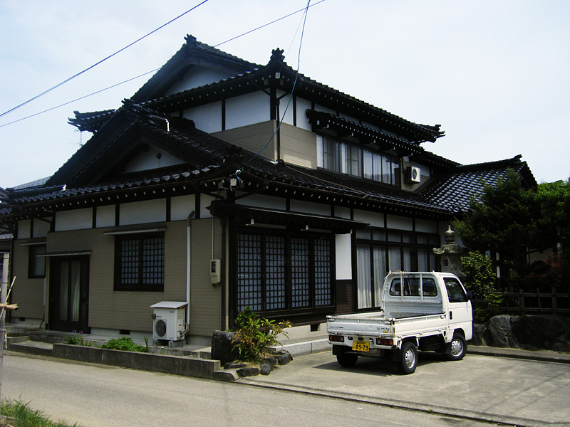 Японские дома купить. Архитектура Японии Минка. Японский дом. Обычный японский дом. Маленький японский домик.