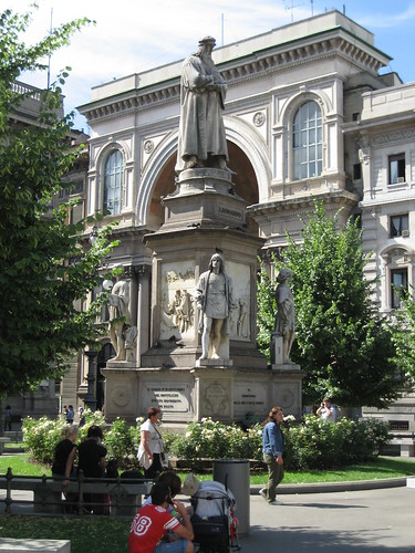 Día 4: Italia (Milán: Palacio Real, Galería Vittorio Emanuele, Duomo, Iglesia S. Maria della Grazie, La Última Cena, Castillo Sforzesco, Cementerio Monumental,etc).