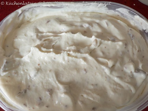 Macadamia-Nut-Brittle-Eis - Vanille-Eiscreme mit karamellisierten Ma 001