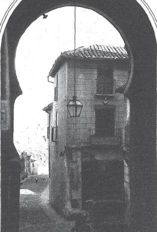 Arco y Posada de la Sangre (Toledo) en 1930. Foto Benitez Casaux para Revista Estampa