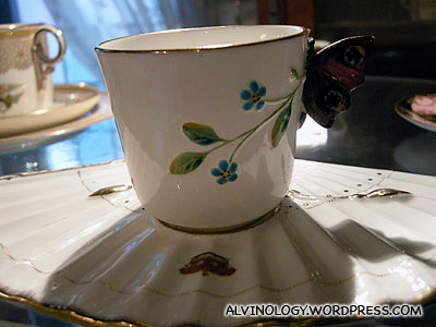 Cup with fan-shaped saucer