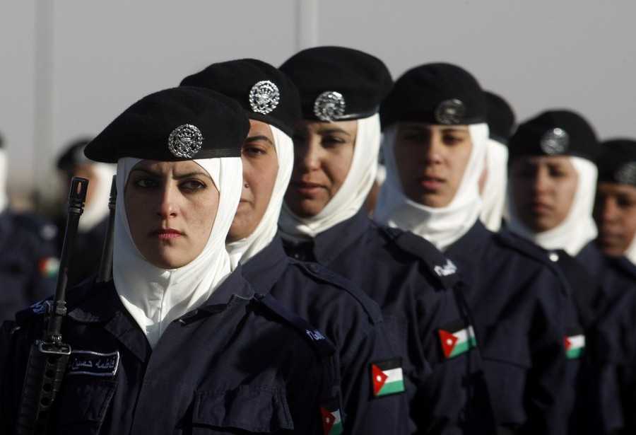 Мусульманские войска. Полиция Иордании. Иранские женщины в армии. Мусульманская Военная форма. Иордания девушки.