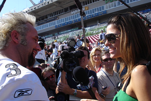 Steelers kicker Jeff Reed seems to be enjoying himself with Maria Menounos of Access Hollywood. Who wouldnt?