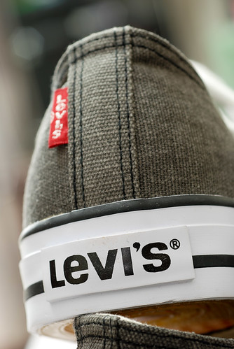 鞋跟處也打上 Levi's 的 Mark，另外還有如同牛仔褲般的紅標