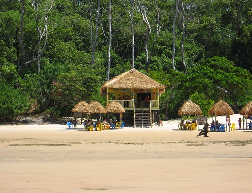 Chozas de playa en paja y madera para protegerse del sol.