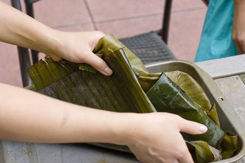 wrapping flounder with banana leaves 3