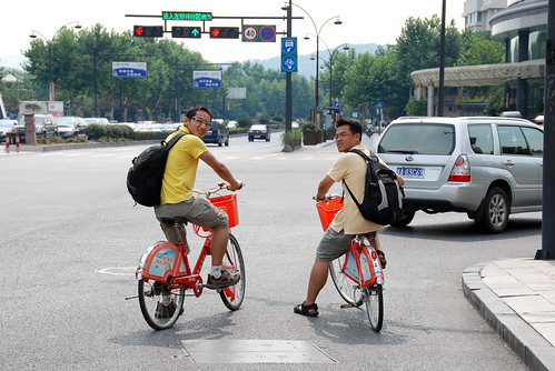 杭州的馬路也是蠻寬廣大條的，而且設有自行車專用道，對自行車騎士來說算是相當友善