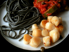 Stegte kammuslinger og kapers, spaghetti med blæksprutteblæk og tomatsauce med squash
