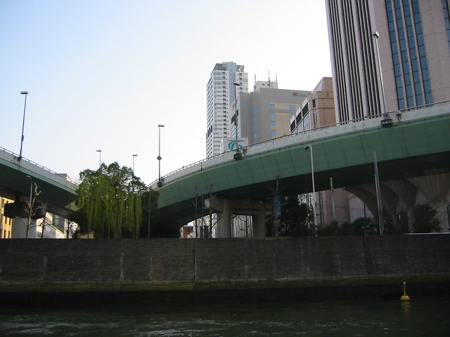 土佐堀川の中から一枚撮ってみました。錦橋...