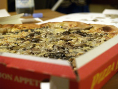 Pizza med fire slags svampe, trøffelolie og pinjekerner