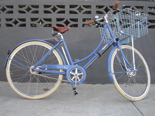 Pashley Poppy with Wald delivery basket at Flying Pigeon LA
