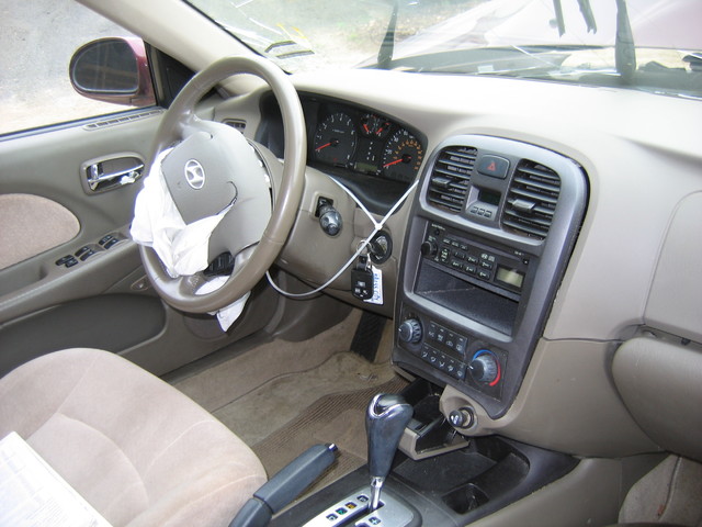 2004 Hyundai Sonata interior