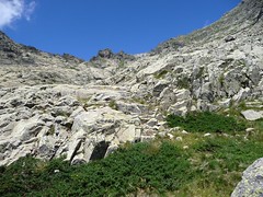 Vue de la descente de Piscia depuis le haut du couloir vers Tanella