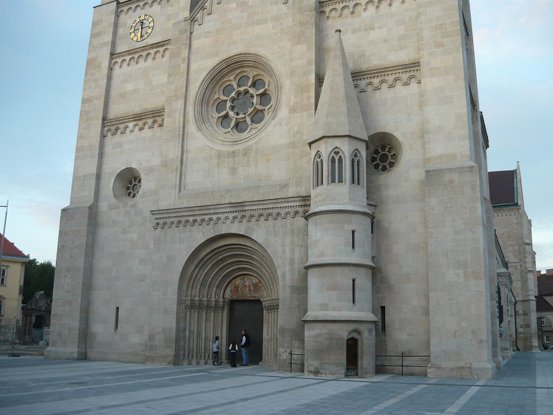 Cathedral Door<br/>© <a href="https://flickr.com/people/35041397@N00" target="_blank" rel="nofollow">35041397@N00</a> (<a href="https://flickr.com/photo.gne?id=3998951330" target="_blank" rel="nofollow">Flickr</a>)