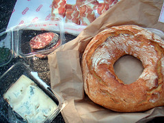 Parmaskinke, salami, gorgonzola og brød