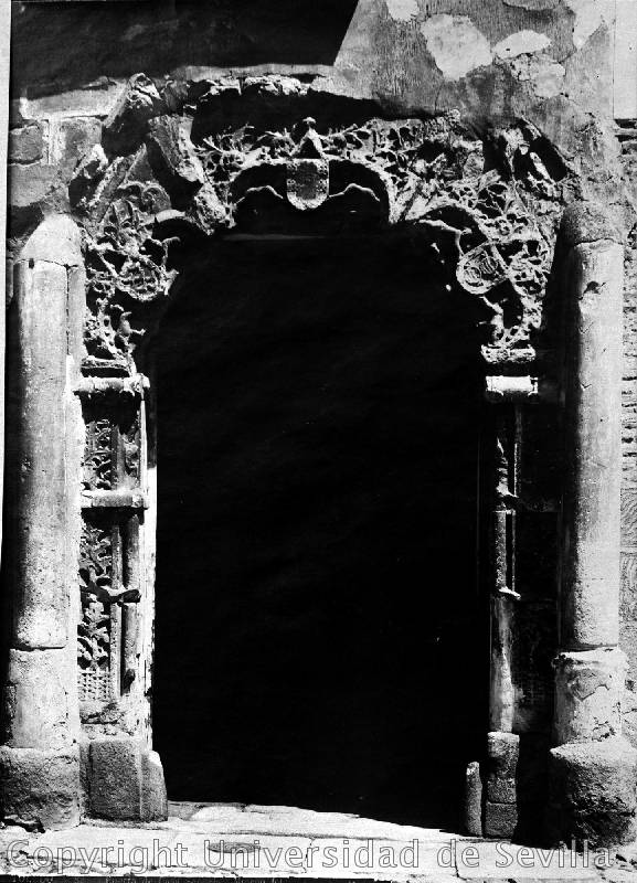 Puerta del Palacio de los Peromoro (hoy en la audiencia) el 11-7-1923. Foto Luis Jiménez Placer. Fototeca de la Universidad de Sevilla