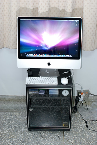 桌子擺不下這麼大台的 iMac，只好暫放於防潮箱上啦