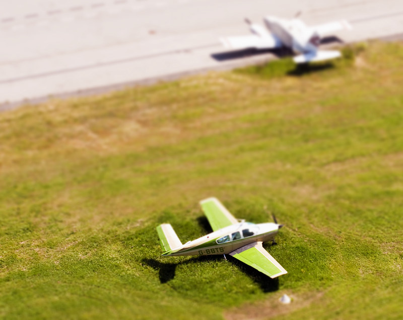 Micro Plane<br/>© <a href="https://flickr.com/people/23256079@N00" target="_blank" rel="nofollow">23256079@N00</a> (<a href="https://flickr.com/photo.gne?id=3904158346" target="_blank" rel="nofollow">Flickr</a>)