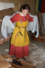 Hallveig (Michaela Kafai) und ihr neuer Rechteckmantel / Umhang in dem Haus des Tuchhändlers in Haithabu - Museumsfreifläche Wikinger Museum Haithabu WHH 13-09-2009