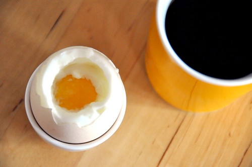 Kaffe og blødkogt æg