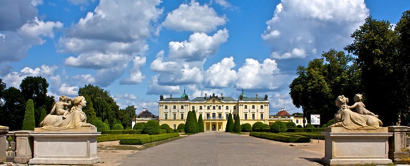 Branicki Palace<br/>© <a href="https://flickr.com/people/37209452@N02" target="_blank" rel="nofollow">37209452@N02</a> (<a href="https://flickr.com/photo.gne?id=3800898399" target="_blank" rel="nofollow">Flickr</a>)