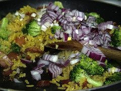 Stegte ris med bacon, chili, broccoli og rødløg