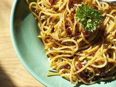 Spaghetti med ansjoser, hvidløg, kapers og chili
