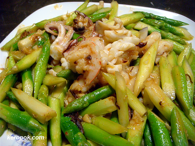 Asparagus with seafood