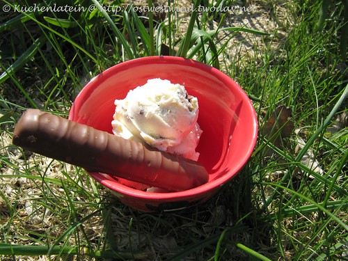 Eiscreme mit Stückchen aus Keks-Schokoriegel mit Karamellfüllung