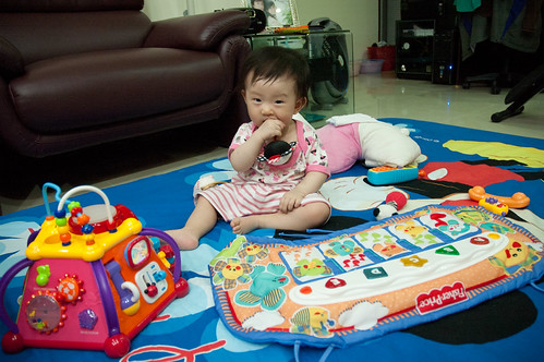 Chew on new toy. 咬新玩具～
