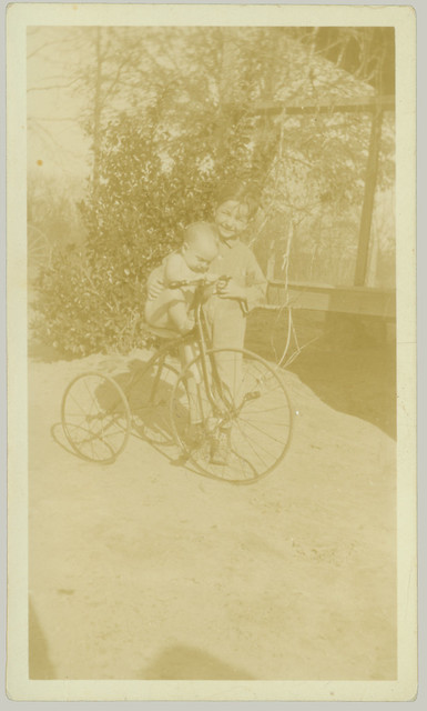 20110616 baby on tricycle