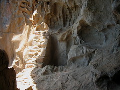 Visite des ruines du chemin de ronde du Castellu : la grotte supérieure