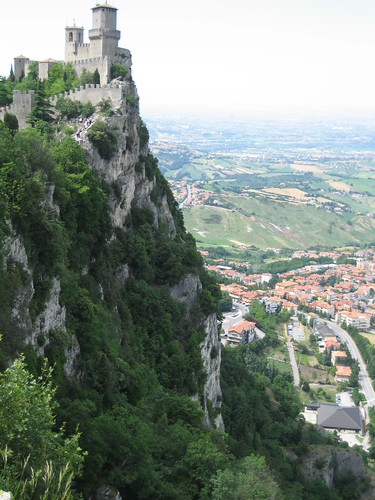 Día 3: San Marino (San Marino: Muralla, Monasterio Santa Clara, Palacio Público, Basílica del Santo, Tres Torres, Museo del Estado, Convento Capuchinos, etc).