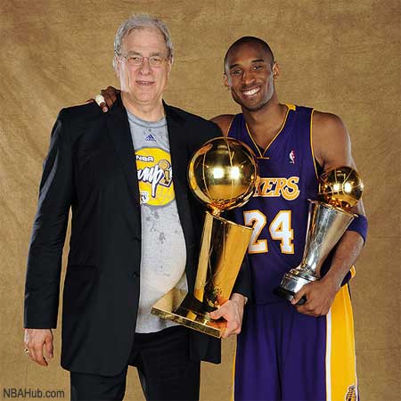 Kobe Bryant y Phil Jackson celebran el título de 2009