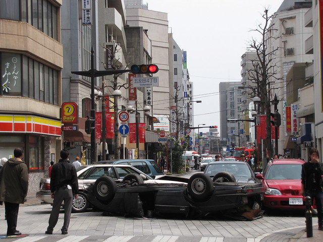 千葉銀座商店街の交差点でも車をひっくり返...