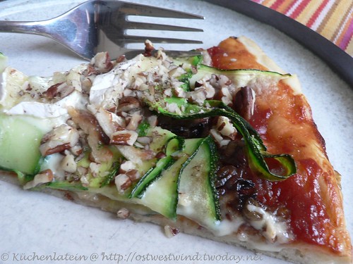 Caramelised onion, Brie & courgette pizza 002