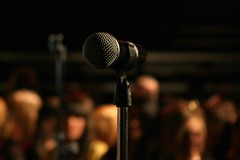 Anglų lietuvių žodynas. Žodis audience microphone reiškia auditorijos mikrofonas lietuviškai.