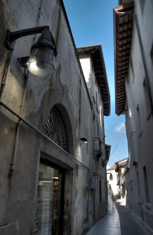 Pordenone Alley HDR<br/>© <a href="https://flickr.com/people/39969265@N00" target="_blank" rel="nofollow">39969265@N00</a> (<a href="https://flickr.com/photo.gne?id=3483219265" target="_blank" rel="nofollow">Flickr</a>)