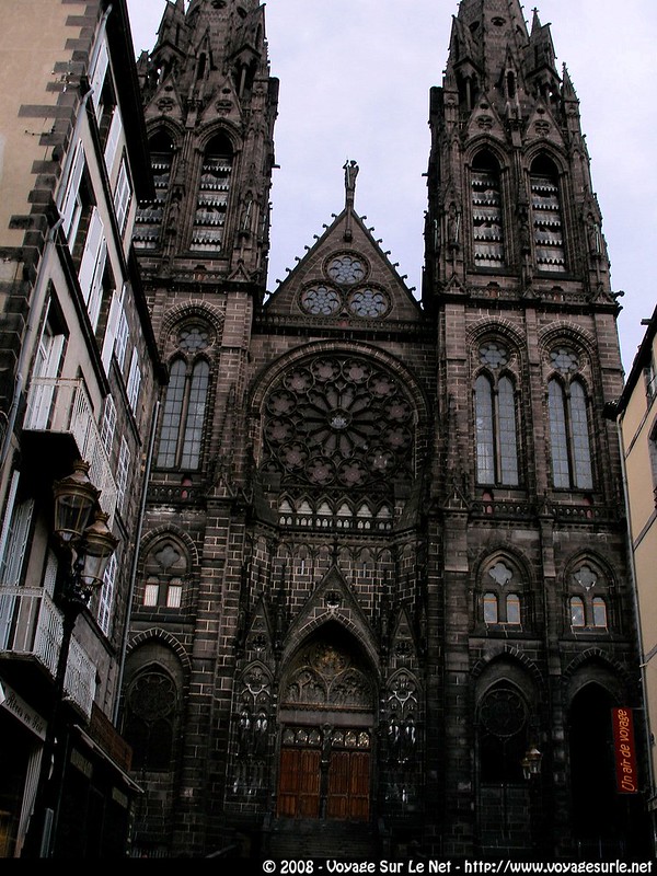 Clermont-Ferrand<br/>© <a href="https://flickr.com/people/15854158@N00" target="_blank" rel="nofollow">15854158@N00</a> (<a href="https://flickr.com/photo.gne?id=3533852828" target="_blank" rel="nofollow">Flickr</a>)